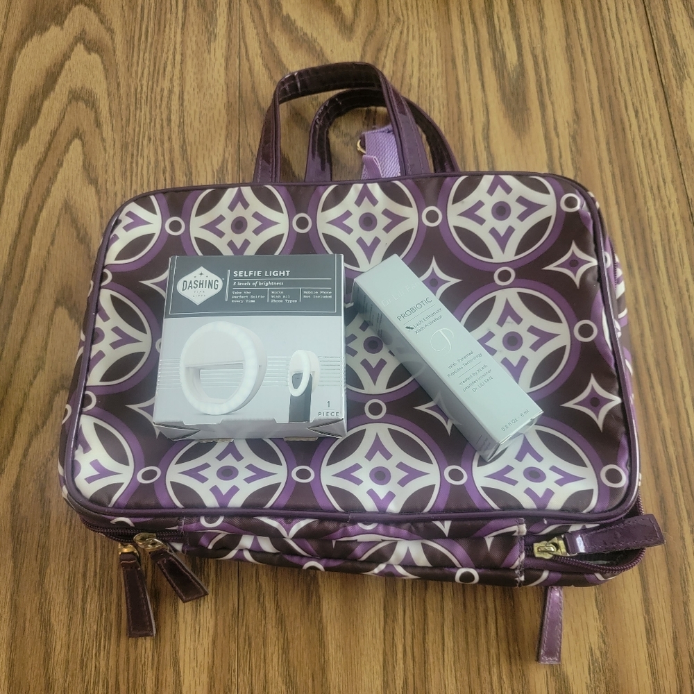 SET - Toiletries hanging carry bag, telephone selfie light and Dr. Lili Fan Lash